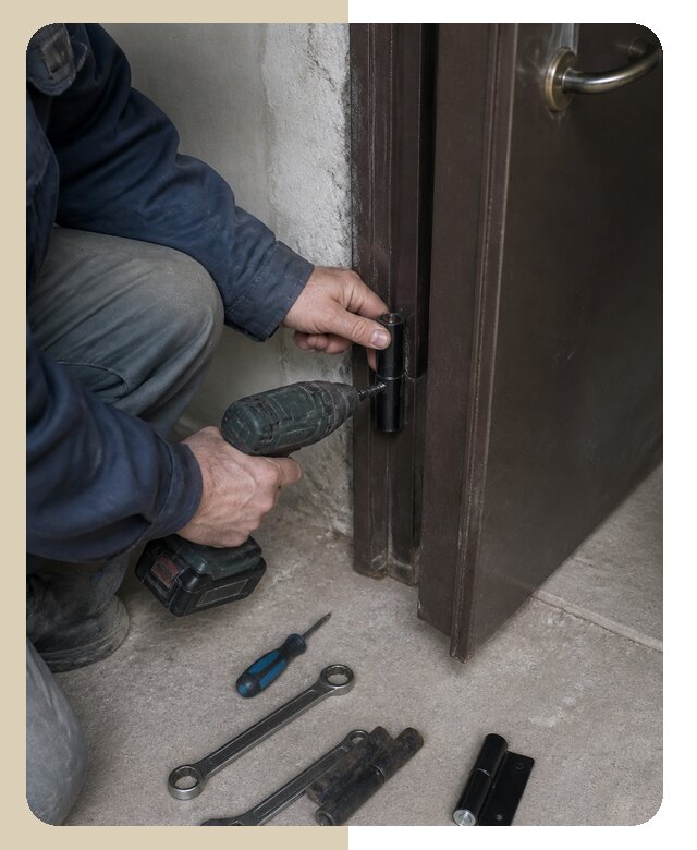 Замена петель входной двери с выездом мастера в Троицке